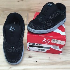 ES Accel Youth Size 2 Black/Grey Skate Shoes NIB
